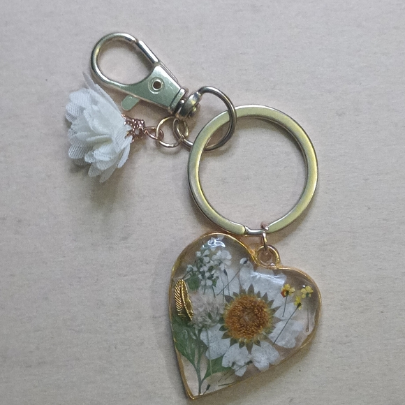 Hand Crafted Accessories - New- Dried Flower Heart Keychain